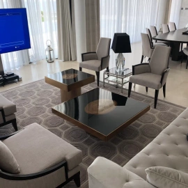 Стильный черный кофейный столик с зеркальной поверхностью - идеальное дополнение к вашей гостиной...