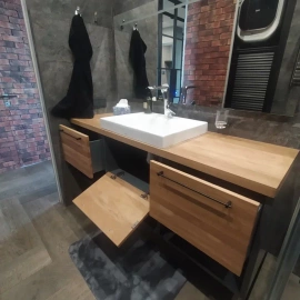 Стильная и современная мебель для ванной комнаты с деревянной столешницей и подвесным шкафом. Иде...