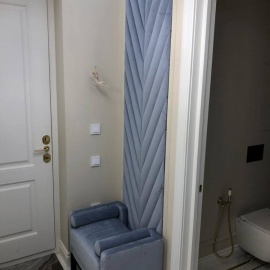 Современный мягкий пуф с подлокотниками в серо-голубом цвете, идеально подходящий для прихожей. У...