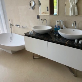 Стильная мебель для ванной комнаты с двойной раковиной. Современный дизайн, мраморная столешница,...