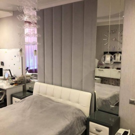 Элегантная двуспальная кровать с бархатным изголовьем в серых тонах для стильного и комфортного и...