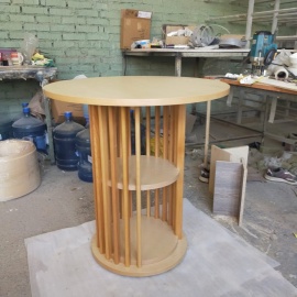 Круглый деревянный стол с полками - стильное и функциональное дополнение к вашему интерьеру. Проч...