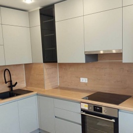 Функциональная кухня с алюминиевым профилем Gola и Push to Open. Влагостойкая столешница HPL, дов...