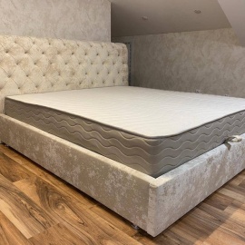 Стильная кровать с мягким изголовьем для уютного и современного интерьера.
