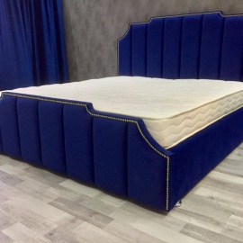 Роскошная кровать из синего велюра с высокой спинкой — стиль и комфорт в вашей спальне.
