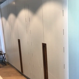 Современный встроенный шкаф в минималистичном стиле без ручек. Идеален для спальни и гардеробной....