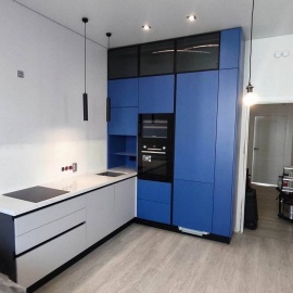 Современная кухня &laquo;Синий акцент&raquo; в Дмитрове с фасадами из МДФ в пленке и корпусом из ...