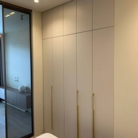 Изготовим встроенный распашной шкаф с антресолью в Королёве. Фасады в ПВХ‑плёнке &mdash; матовые ...