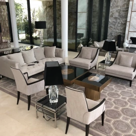 Комплект современной мебели для гостиной: мягкий диван, стильные кресла и элегантный журнальный с...