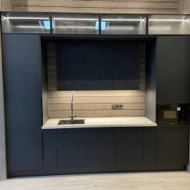 Стильный кухонный гарнитур из ЛДСП и МДФ с матовой эмалью, оснащённый влагостойкой столешницей и ...