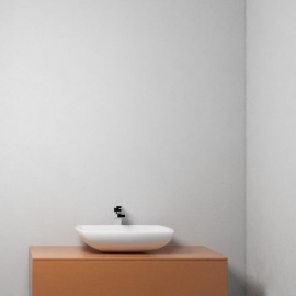 Элегантная настенная тумба для ванной с современным умывальником. Компактное и стильное решение д...