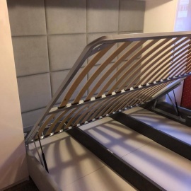 Стильная кровать с подъемным механизмом и мягким изголовьем - идеальное сочетание комфорта и функ...