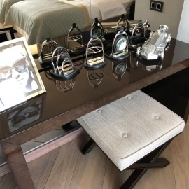 Стильный стол с глянцевой поверхностью для дома и офиса. Высококачественные материалы, современны...