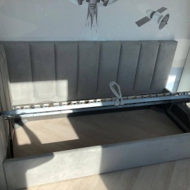 Широкая мягкая кровать с подъемным механизмом и местом для хранения – идеальное сочетание с...