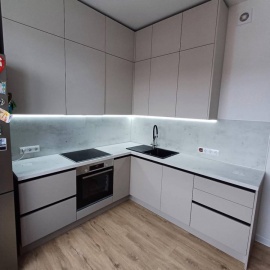 Материал - ЛДСП

Корпус - Антрацит

Фасад - Стронг крема

Столешница - Бетон

Кухни на заказ &mda...