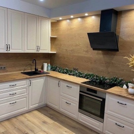 Классическая кухня: корпус ЛДСП 16 мм Kronospan, фасады МДФ 19 мм (плёнка, фрезеровка), столешниц...