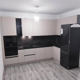 Современная кухня в Краснознаменске из ЛДСП Kronospan с МДФ фасадами и стеклом. Столешница из ком...