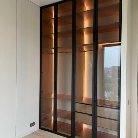 Создайте идеальную гардеробную на заказ с подсветкой и стеклянными дверями. Мы предлагаем стильны...