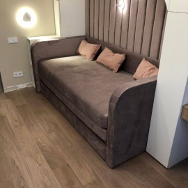 Современный диван-кровать с мягкой спинкой. Идеален для небольшой квартиры, благодаря своей компа...