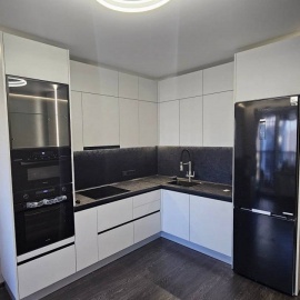 Угловой кухонный гарнитур с МДФ фасадами и алюминиевыми профилями, корпусом из ЛДСП Kronospan и в...