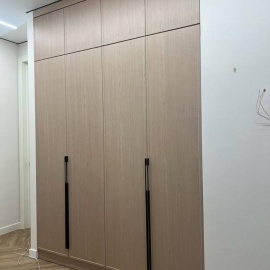 Закажите встроенный распашной шкаф в прихожую по индивидуальным размерам в Москве. Мы предлагаем ...