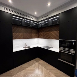Стильная угловая кухня с матовыми черными фасадами и деревянными акцентами. Встроенная техника и ...