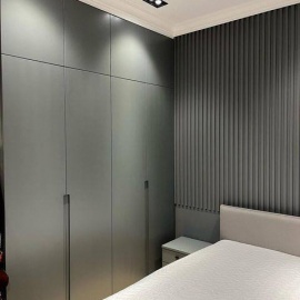 Современный шкаф из МДФ в эмали с интегрированными ручками. Размер &mdash; 1900 мм, фурнитура Blu...