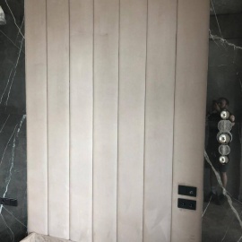 Элегантная кровать с мягким изголовьем для стильного и комфортного сна в вашей спальне.
