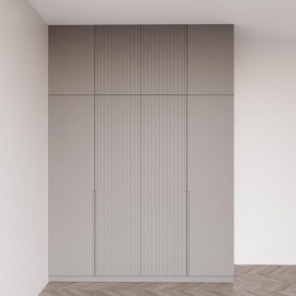 Распашной шкаф серого цвета с рифлеными фасадами для стильного и функционального интерьера спальн...