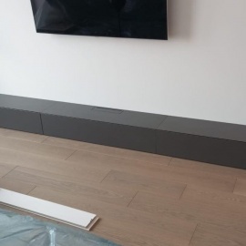 Современная низкая тумба под телевизор с тремя просторными ящиками для хранения. Идеально впишетс...