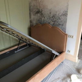 Современная двуспальная кровать с подъемным механизмом и мягким изголовьем – стильное решен...