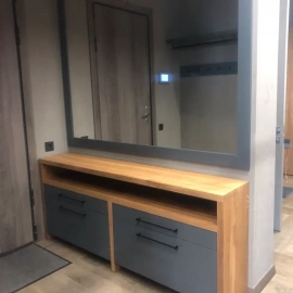 Современная мебель для прихожей из массива дерева с металлическими акцентами. Стильное и функцион...