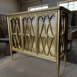 Тщательно изготовленный комод с зеркальными вставками и декоративным орнаментом прекрасно дополни...