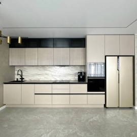 Современная кухня с фрезерованными фасадами из МДФ в эмали «Поталь», корпусом из ЛДСП...