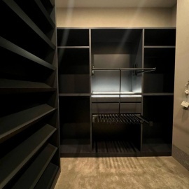 Создайте идеальное пространство для хранения с нашей гардеробной на заказ в Москве. Мы используем...