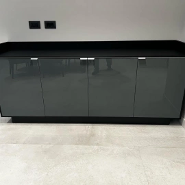 Элегантный комод с глянцевым покрытием и четырьмя отделениями. Просторный, стильный и долговечный...