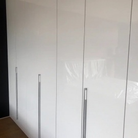 Современный белый шкаф с глянцевым покрытием и продольными ручками: идеальное решение для стильно...