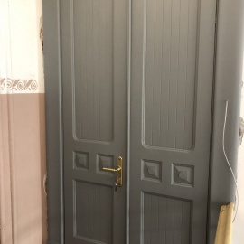 Элитная деревянная дверь с матовым серым финишем и золотыми акцентами. Современная элегантность и...