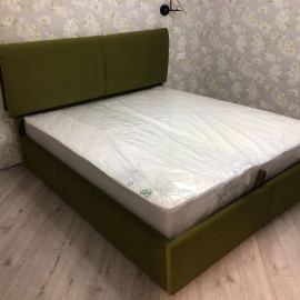 Элегантная двуспальная кровать с мягким зелёным изголовьем и подъёмным механизмом для удобного хр...