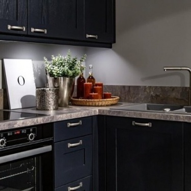 В статье мы поговорим о том, какой должна быть высота столешницы кухонного гарнитура
