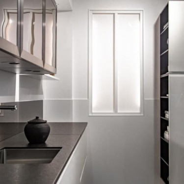 В статье мы расскажем о том, как подобрать светлую кухню с темной столешницей и что учесть при выборе
