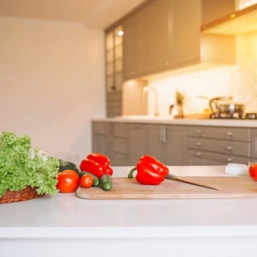 Мы расскажем, как установить столешницу на кухне своими руками
