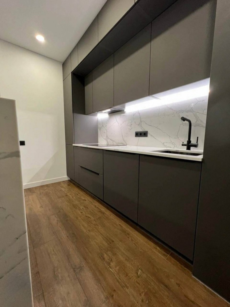 Современная кухня с фасадами из шпона и столешницей из кварцевого агломерата Calacata