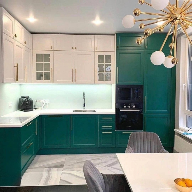 Угловая кухня в классическом стиле с фрезерованными фасадами в эмали