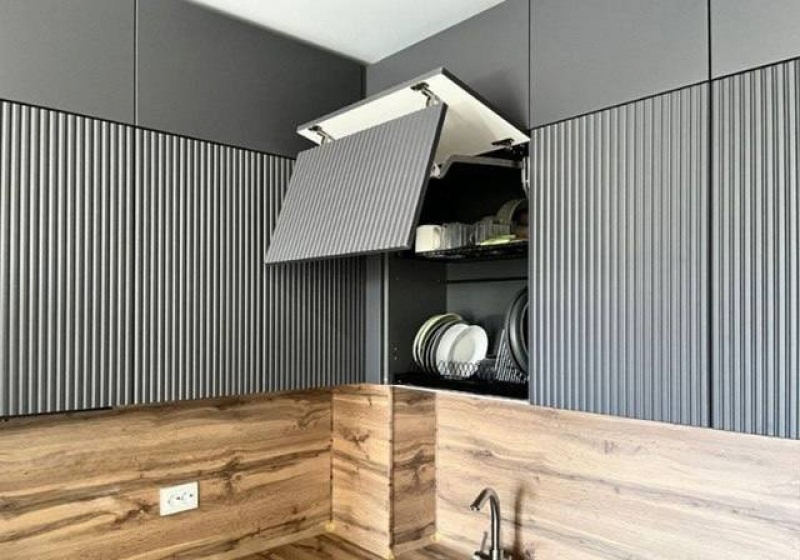 Антрацитовая минималистичная кухня с фрезеровкой и профилем Gola — реализовано в Новых Ватутинках