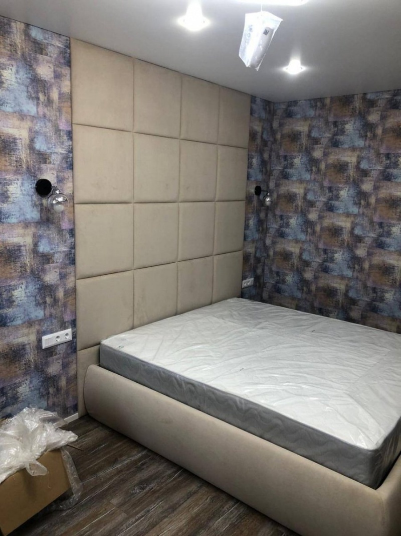 Современная двуспальная кровать с мягким изголовьем