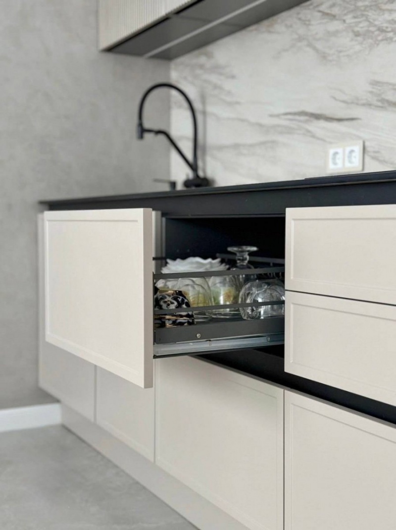 Современная кухня с фрезерованными фасадами МДФ в эмали в Волоколамске