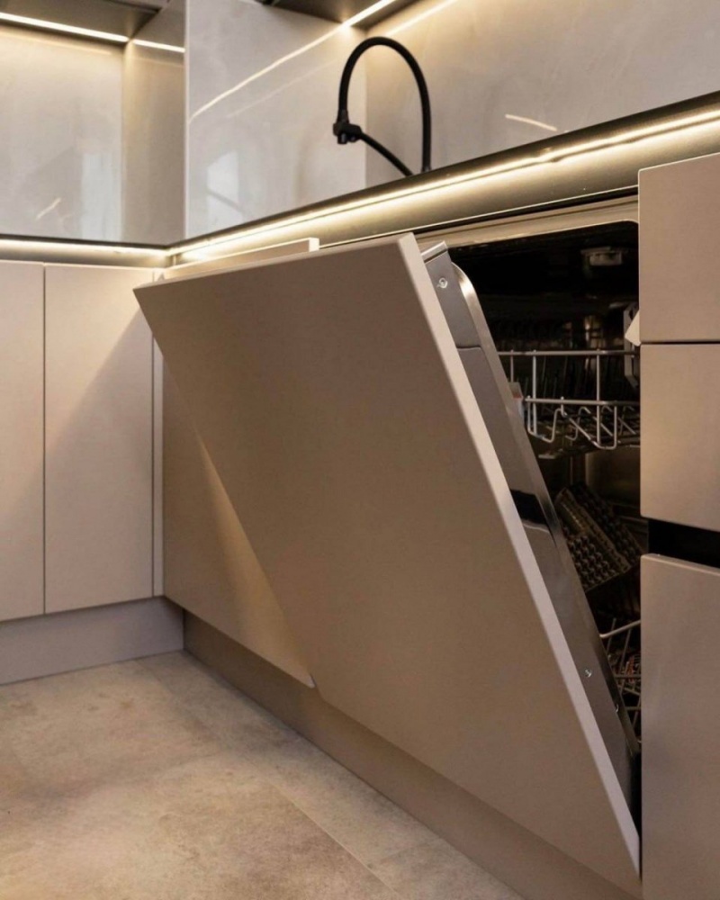 Угловая кухня с фасадами из МДФ в эмали