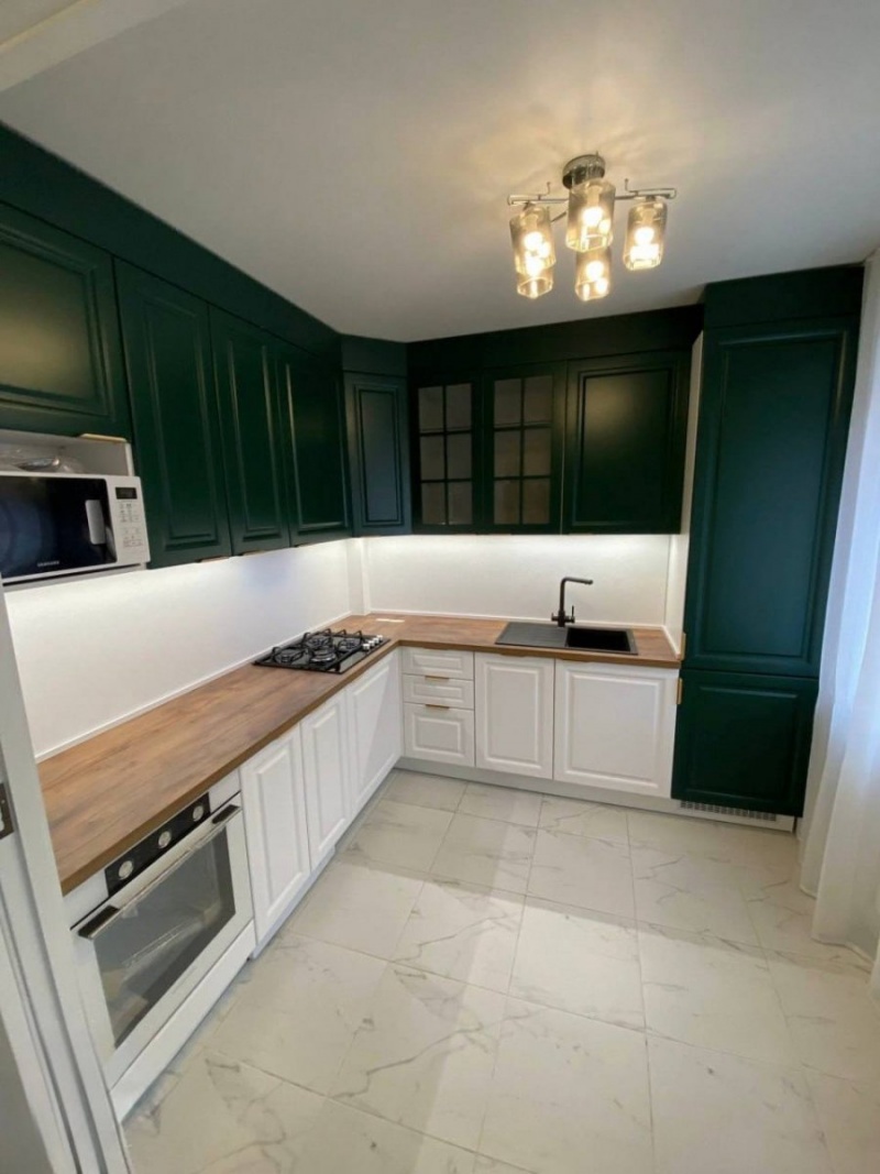 Элегантная угловая кухня в эмали в Краснознаменске