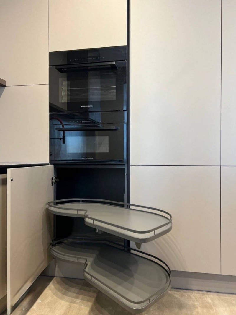 Премиальная кухня с фасадами из МДФ в эмали и акриловой столешницей